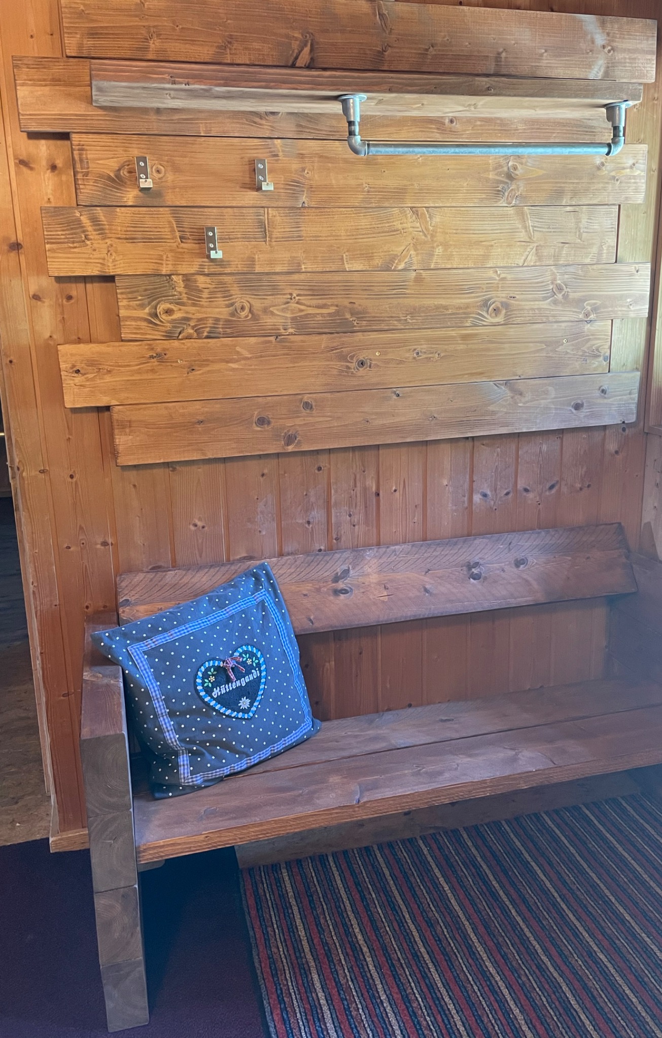 Holz-Garderobe im Eingangsbereich